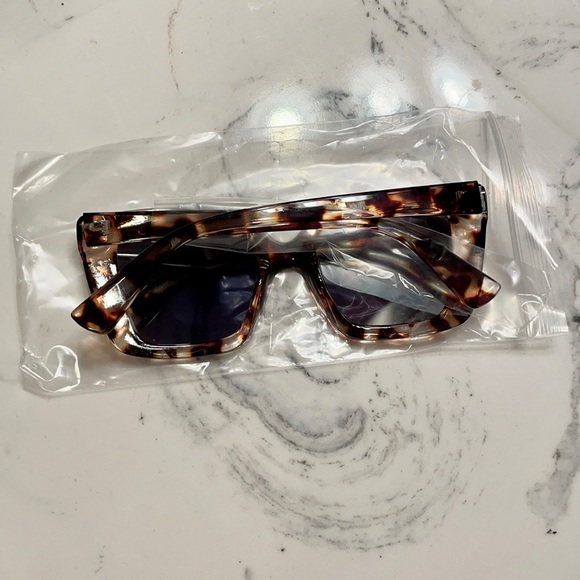 Oversized Square Leopard Print Frame Sunglasses - Picture 4 of 5